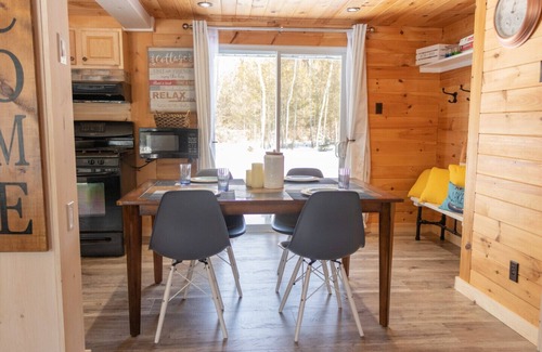 Tiny Cottage | Top-Rated Sandy's Tiki Hut: Your Family Beach Retreat