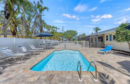 Siesta Key House | Idyllic Sandy Seahorse Cottage - Pet-Friendly Retreat