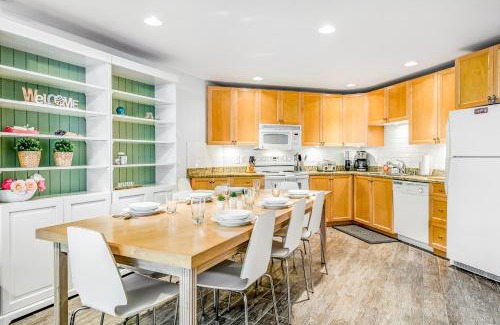 Birch Bay Apartment | Relaxing Retreat at Sandy Shores Birch Bay with Pool & Hot Tub