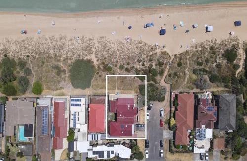 Frankston House | Cozy Sandy Shores Estate with Private Beach & Ocean Views