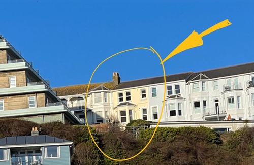 Ventnor Apartment | Beachfront Bliss - Stunning Views & Family-Friendly Fun