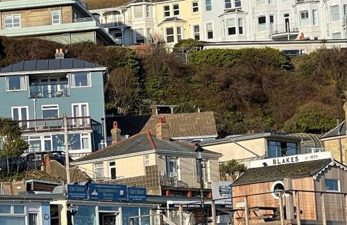 Ventnor Apartment | Beachfront Bliss - Stunning Views & Family-Friendly Fun