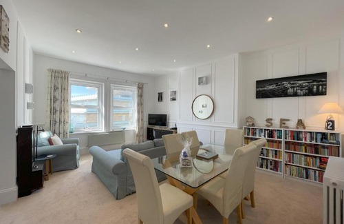 Ventnor Apartment | Beachfront Bliss - Stunning Views & Family-Friendly Fun