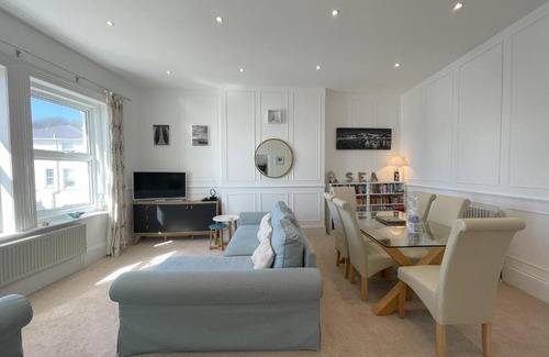 Ventnor Apartment | Beachfront Bliss - Stunning Views & Family-Friendly Fun