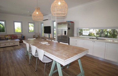 Horseshoe Bay House | Beachfront Bliss at Sandy Toes Beach House - Guest Rated 10/10
