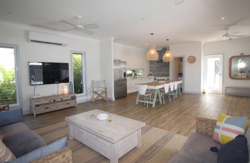 Horseshoe Bay House | Beachfront Bliss at Sandy Toes Beach House - Guest Rated 10/10