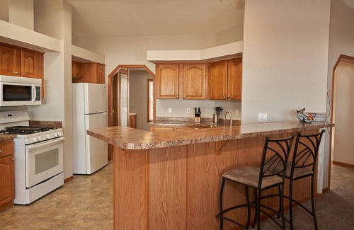 Nadeau Cottage | Beachfront Bliss: Sandy Toes Retreat with Pool & Spa