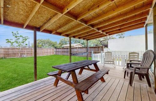 Fulton House | Enjoy Family-Friendly Comfort at Sandy Toes Hotel