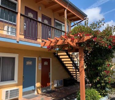 Carpinteria Hotel | Relax at Sandyland Reef Inn with Pool and Spa Amenities