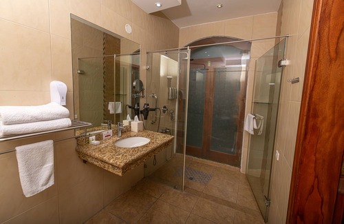 Banos de Agua Santa Hotel | Relax at Sangay Spa Hotel: Pool, Spa & Family-Friendly!