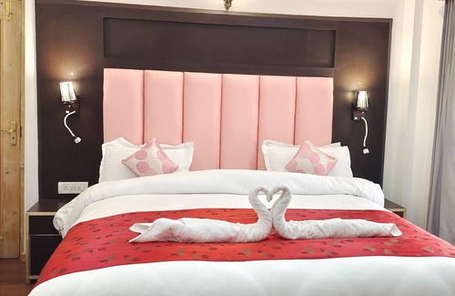 Leh Hotel | Unforgettable Sangaylay Palace: Spa & Breakfast Included