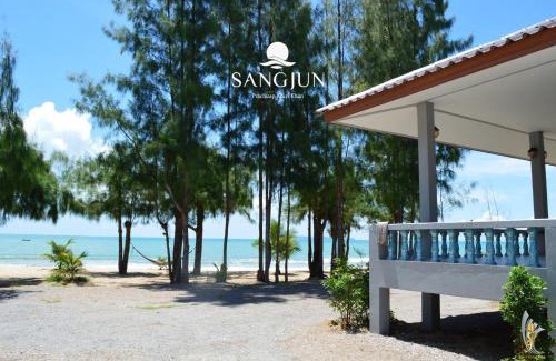 Phongprasan Resort | Relax at Sangjun On Beach Resort with Oceanfront Amenities