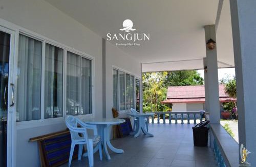 Phongprasan Resort | Relax at Sangjun On Beach Resort with Oceanfront Amenities