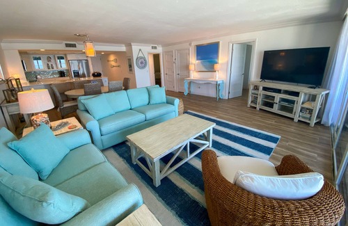 Punta Rassa Condo | Bay View Tower at Sanibel Harbour: Private Beach Retreat