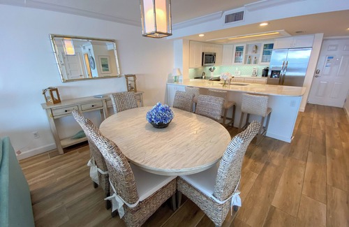 Punta Rassa Condo | Bay View Tower at Sanibel Harbour: Private Beach Retreat