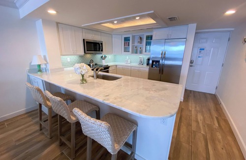 Punta Rassa Condo | Bay View Tower at Sanibel Harbour: Private Beach Retreat