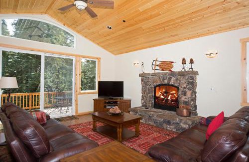 Homewood House | Explore Sans Souci Terrace: Ideal 4 BR Cabin Near Skiing