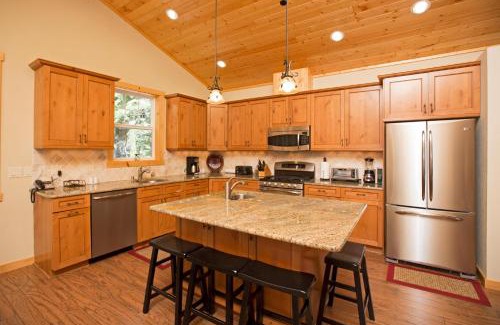 Homewood House | Explore Sans Souci Terrace: Ideal 4 BR Cabin Near Skiing