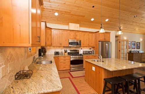 Homewood House | Explore Sans Souci Terrace: Ideal 4 BR Cabin Near Skiing