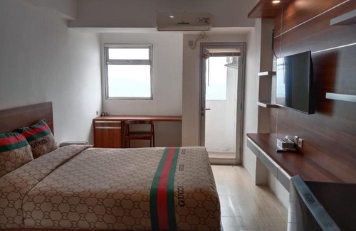 Gunung Putri Apartment | Comfortable Sansan Room at Gunung Putri Square