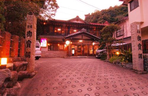 Isehara Hotel | Enchanting Sansou Nagisa with Inviting Hot Tub Retreat
