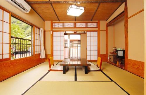 Isehara Hotel | Enchanting Sansou Nagisa with Inviting Hot Tub Retreat