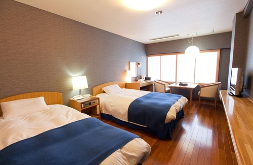 Ryuga Onsen House | Relax at Sansuien: Family-Friendly with Hot Tub & Breakfast