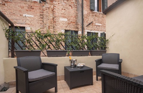 San Polo Apartment | Top-Rated Sant'Aponal Apartment with Terrace & Spa Amenities