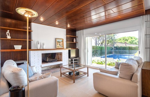 Vilassar de Dalt House | Relaxing Sant Mateu House: Garden, Pool & BBQ for 8