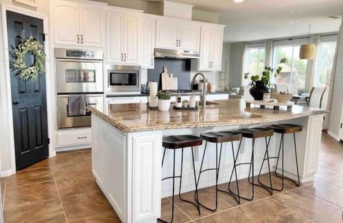 Santa Clarita House | Relax in Santa Clarita: Family-Friendly Near Six Flags