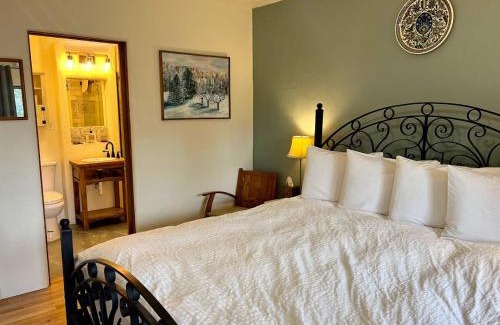 Northeast Santa Fe Bed & Breakfast | Exceptional Santa Fe Bed & Breakfast with Restaurant Amenities