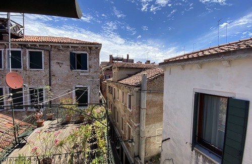 Castello Apartment | Elegant Santa Maria Formosa: Spa, Breakfast & Family-Friendly