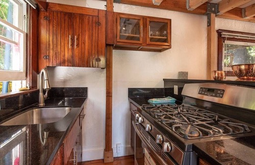 Ocean Park Apartment | Cozy Santa Monica Garden Beach Bungalow Steps from Sand