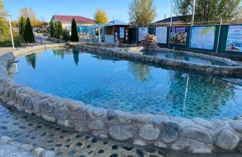 Chon-Uryukty House | Affordable Santa Monica Hotel with Pool & Family Amenities
