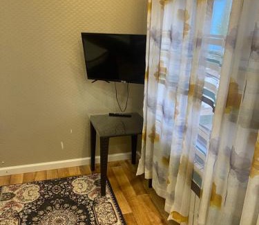 Chon-Uryukty House | Affordable Santa Monica Hotel with Pool & Family Amenities