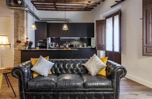 Centro - Sagrario Apartment | Elegant Chezmoihomes Santa Paula in Granada's Heart