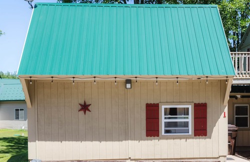 Christmas Apartment | Discover Santa's Shack Studio - Steps from Pictured Rocks