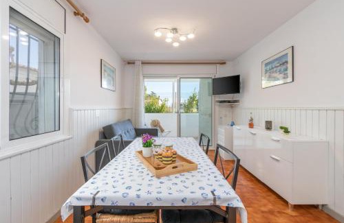L'Escala Apartment | Discover Santana: Family-Friendly Getaway with Accessibility
