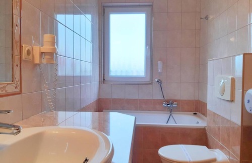 Heviz Hotel | Experience SANTE Hévíz: Spa Retreat with High Guest Ratings