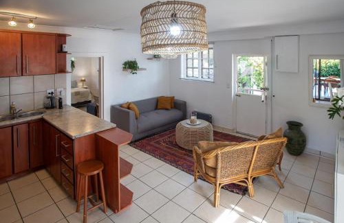 Trawal Apartment | Relaxing Santika Getaway Cottage in Beautiful Stellenbosch