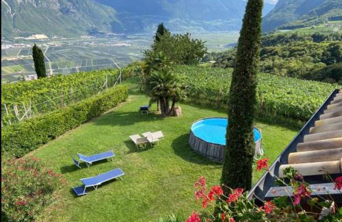 Kurtatsch an der Weinstraße Apartment | Pet-Friendly Santlhof - Sauvignon with Pool and High Ratings