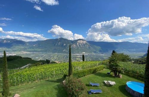 Kurtatsch an der Weinstraße Apartment | Pet-Friendly Santlhof - Sauvignon with Pool and High Ratings