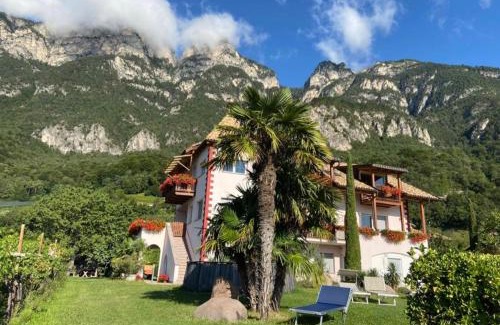 Kurtatsch an der Weinstraße Apartment | Pet-Friendly Santlhof - Sauvignon with Pool and High Ratings