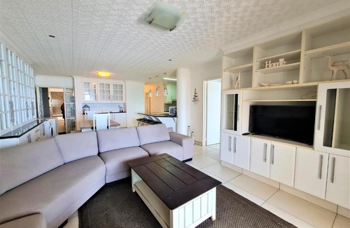 Margate Beach Apartment | Oceanfront Santorini C: Family-Friendly with Pool Access