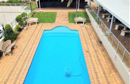 Margate Beach Apartment | Oceanfront Santorini C: Family-Friendly with Pool Access