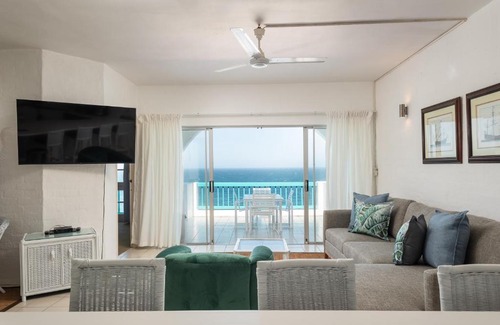 Shaka's Rock Apartment | Beachfront Bliss at Santorini Akrotiri 22 - Rated 10/10