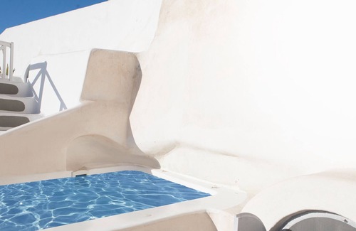 Finikia House | Discover the Santorini Finikia Oia Cave House Experience