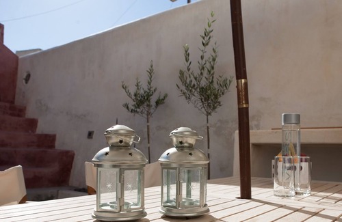 Finikia House | Discover the Santorini Finikia Oia Cave House Experience