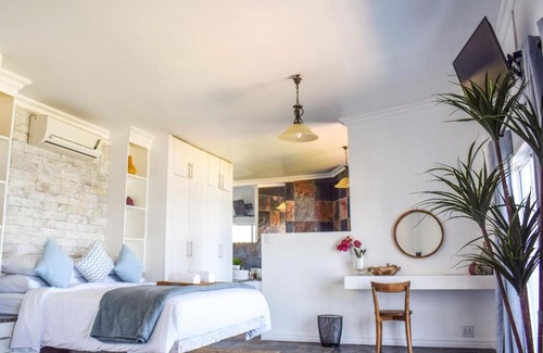Amanzimtoti House | Charming Santorini Guesthouse with Oceanfront Views
