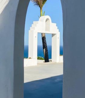 Amanzimtoti House | Charming Santorini Guesthouse with Oceanfront Views